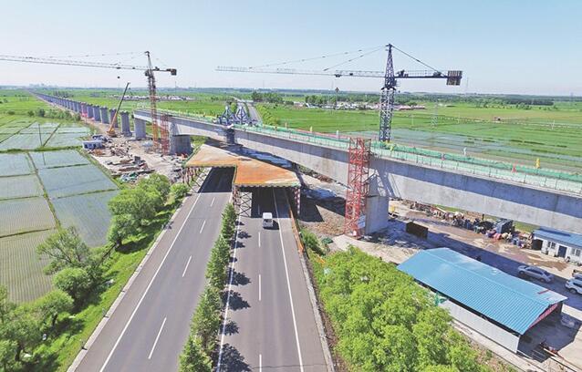 佳鶴鐵路跨鶴大(da)高速公路特大橋(qiáo)連續梁合龍