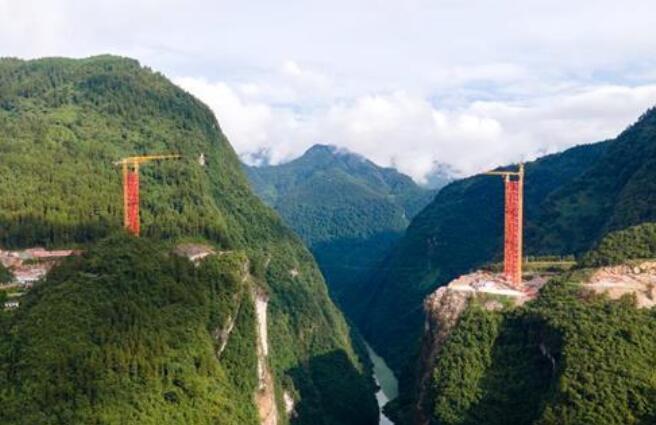 湖北(běi)宜來高速溇水(shuǐ)河特大橋完成(cheng)扣塔建設