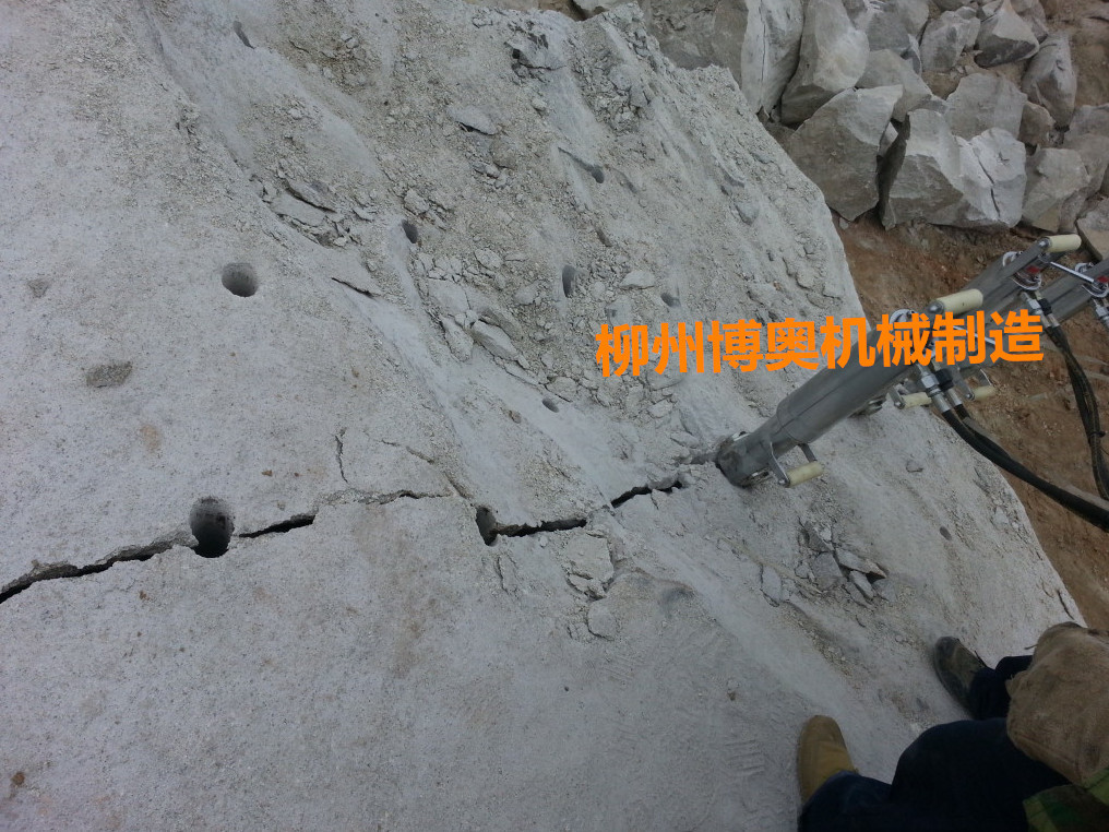 劈石機廠家供應(ying)專業破硬石頭