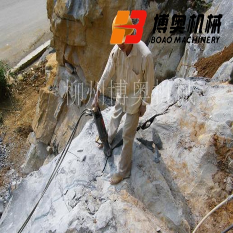 礦山破石(shí)劈裂機設備(bei)